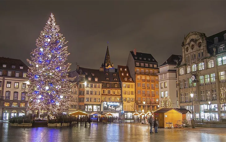 © Alexi TAUZIN - Fotolia - Weihnachtsmarkt Strasbourg, Elsass