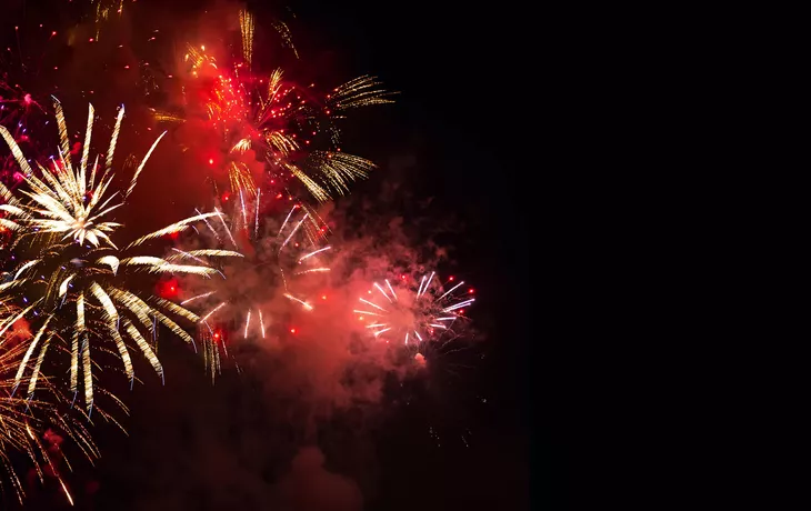 © Comofoto - stock.adobe.com - Silvesterfeuerwerk
