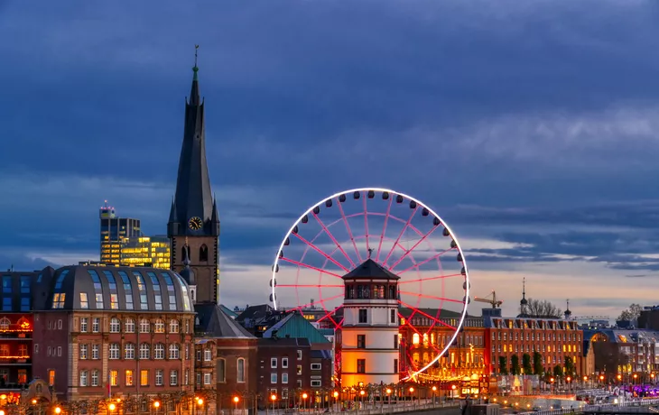 © hespasoft - stock.adobe.com - Stadtbild von Düsseldorf mit Riesenrad und Weihnachtsmarkt