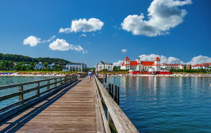 Blick von der Seebrücke auf das Kurhaus Binz, Rügen - © hifografik - stock.adobe.com