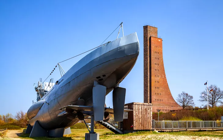 © Sina Ettmer - stock.adobe.com - Marine Ehrenmal und U-Boot im Ostseebad Laboe, Deutschland