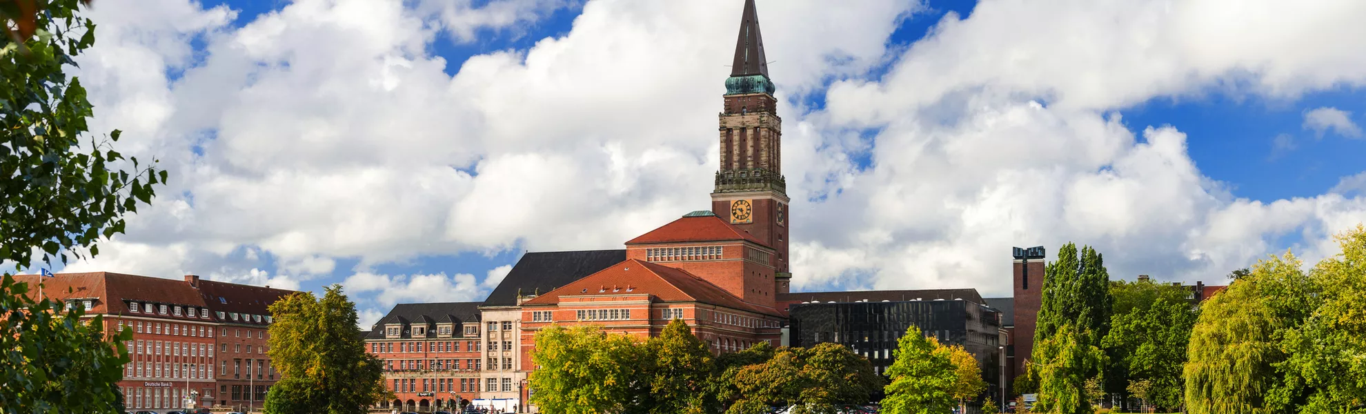 Kiel mit Rathausturm, Opernhaus und Hiroshimapark  - © Wolfgang Jargstorff - stock.adobe.com