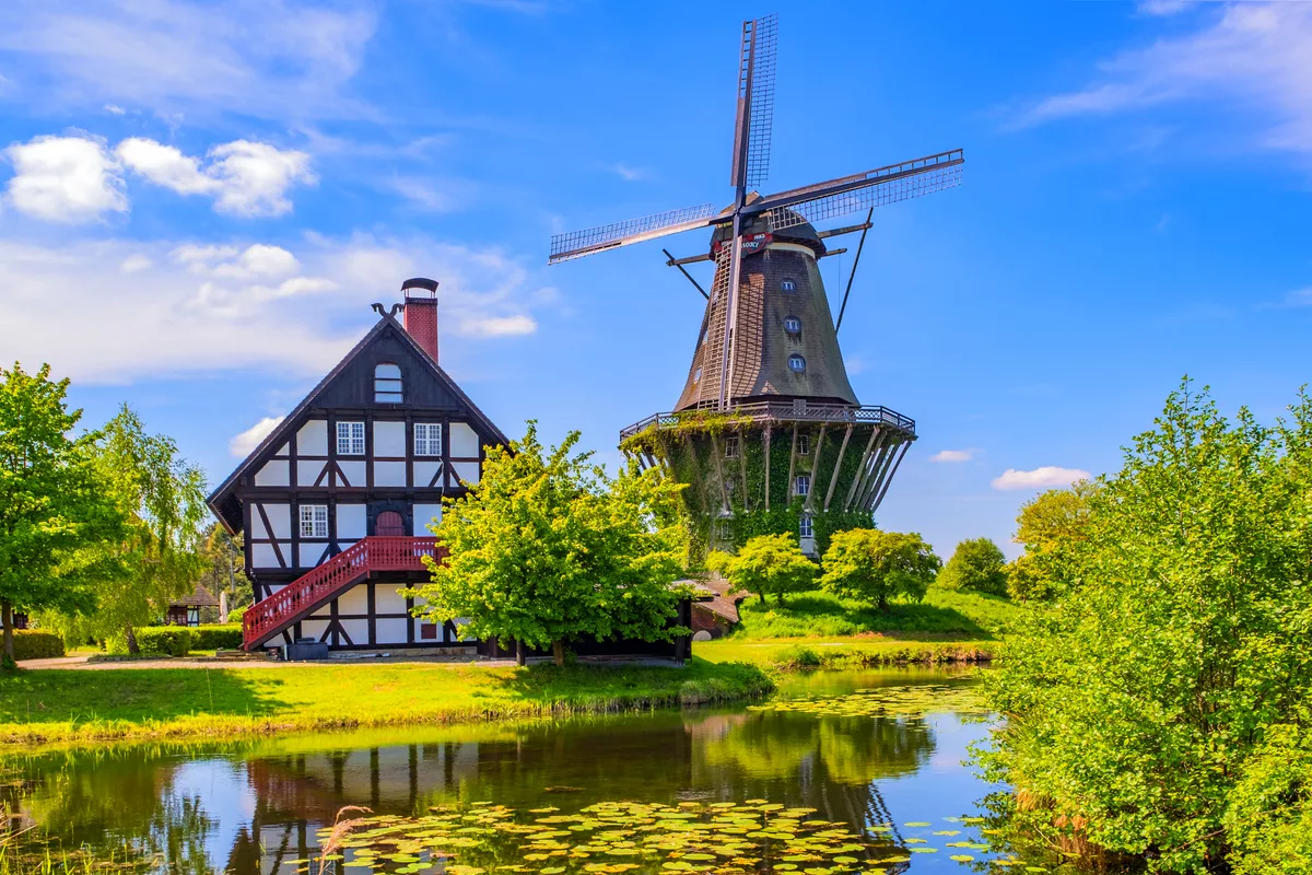 bunte Windmühle in Gifhorn am See im Sommer - © Andreas Fischer - stock.adobe.com