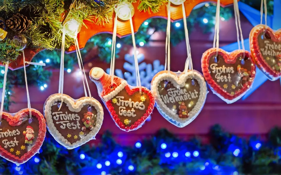 Lebkuchenherze in einer Reihe auf Weihnachtsmarkt - © moofushi - stock.adobe.com