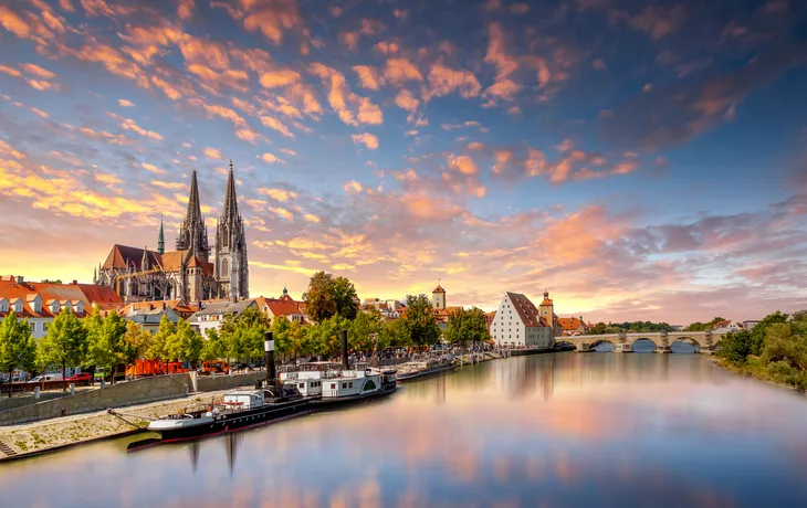 © Sina Ettmer - stock.adobe.com - Dom zu Regensburg