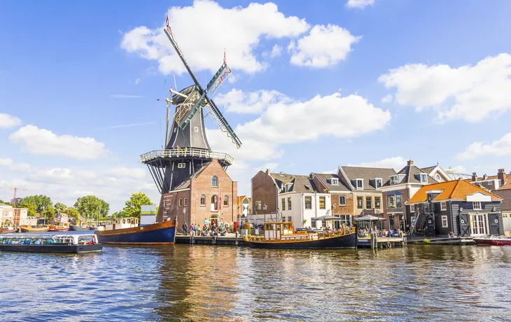 © TravelWorld - stock.adobe.com - Mühle De Adriaan in Haarlem