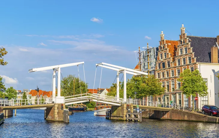 © dudlajzov - stock.adobe.com - Gravestenenbrug in Haarlem