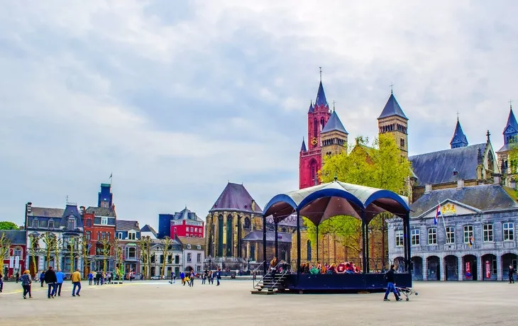 © dudlajzov - stock.adobe.com - Vrijthof in Maastricht in den Niederlanden