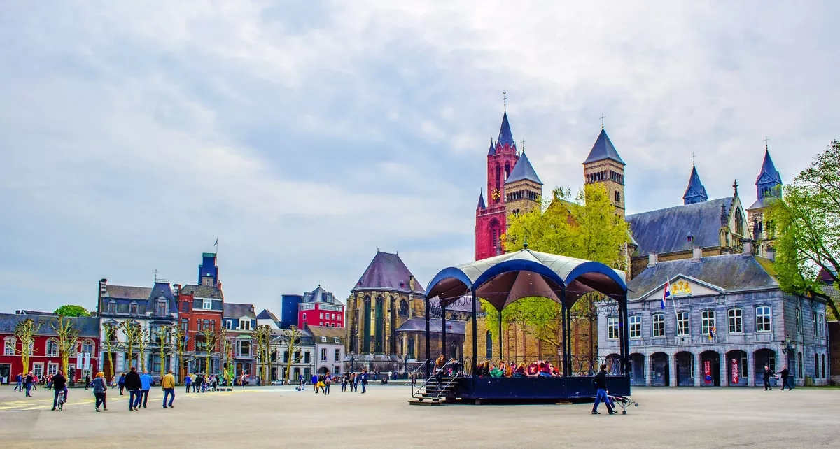 Vrijthof in Maastricht in den Niederlanden - © dudlajzov - stock.adobe.com