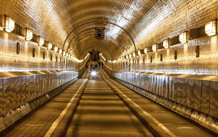 © Getty Images/iStockphoto - Elbtunnel in Hamburg