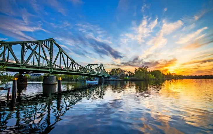 © powell83 - Fotolia - Glienicker Brücke über der Havel zwischen Berlin und Potsdam, Deutschland