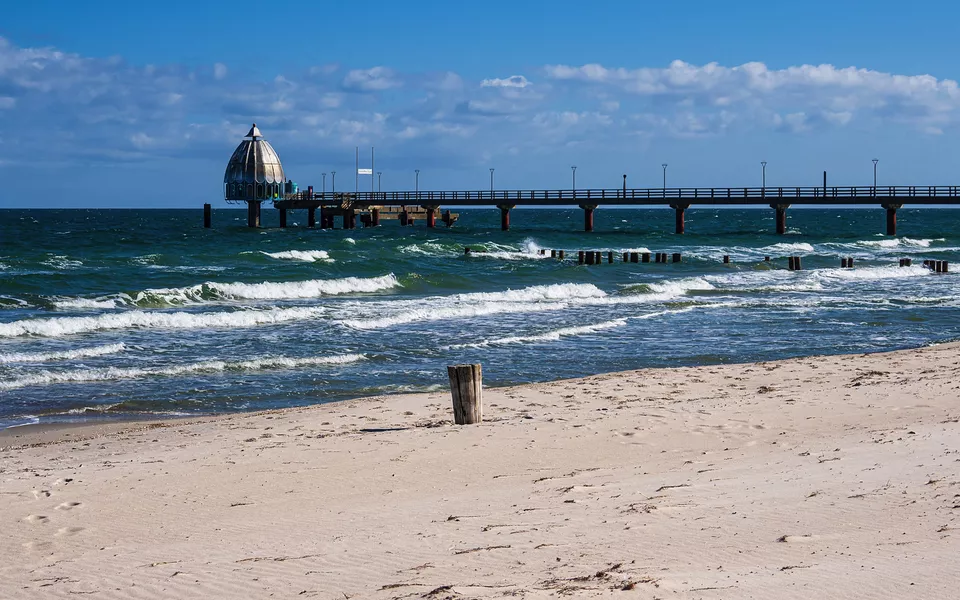 Seebrücke an der Ostseeküste in Zingst auf dem Fischland-Darß