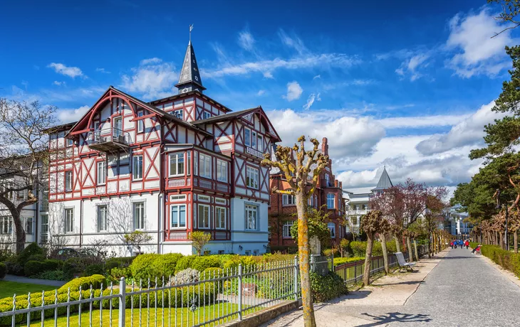 © Mirko Boy - stock.adobe.com - Strandpromenade des Ostseebads Binz auf der Insel Rügen