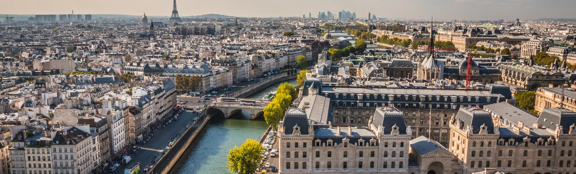 Stadtansicht von Paris im Sommer - © pcalapre - stock.adobe.com