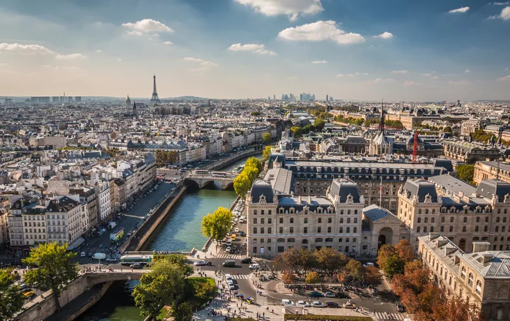 © pcalapre - stock.adobe.com - Stadtansicht von Paris im Sommer