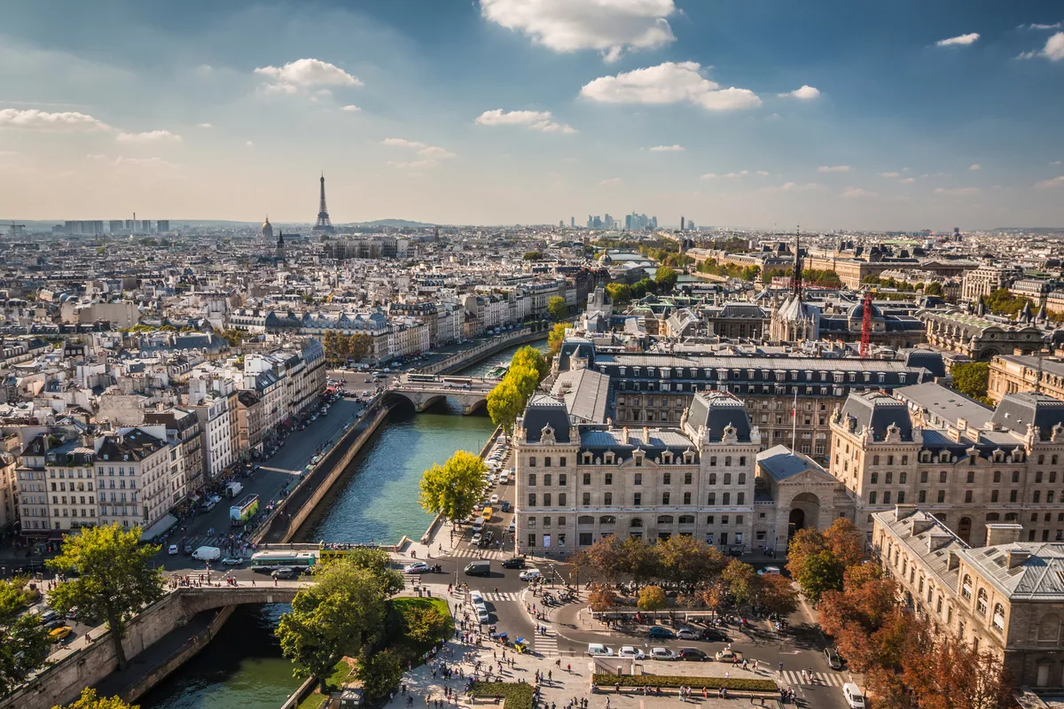Stadtansicht von Paris im Sommer - © pcalapre - stock.adobe.com
