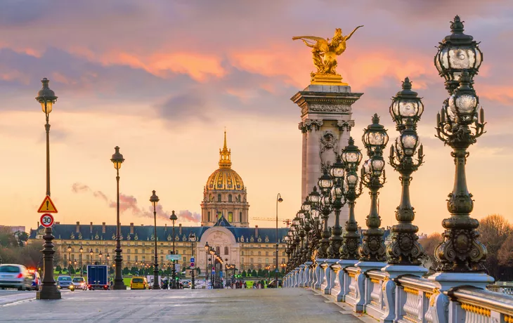 © f11photo - stock.adobe.com - Pont Alexandre III in Paris bei Sonnenuntergang