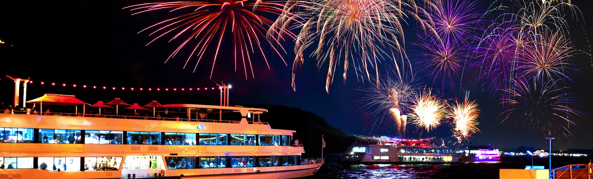 Feuerwerk über dem Rheintal: Rhein in Flammen - ©EKH-Pictures - stock.adobe.com