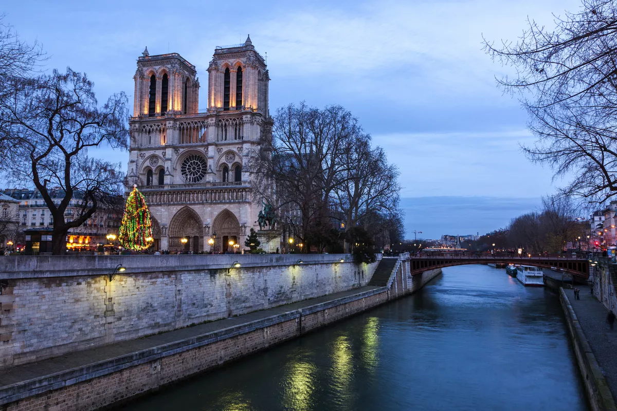 Notre-Dame de Paris bei Dämmerung - © norbel - stock.adobe.com