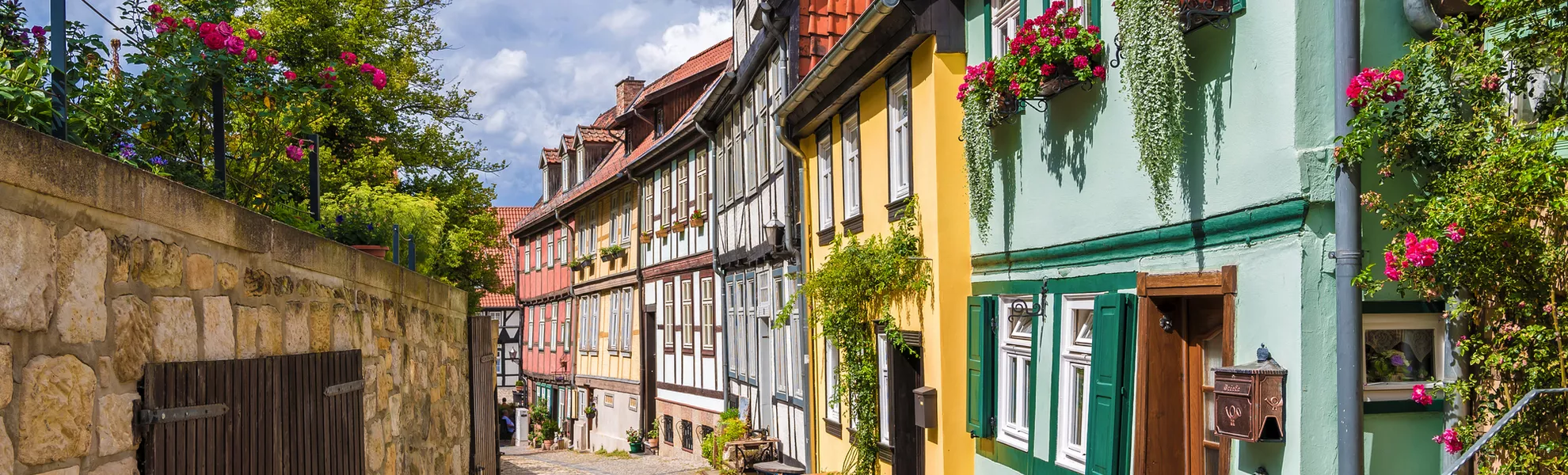malerische Gasse in der Altstadt von Quedlinburg - © Ralf Geithe - stock.adobe.com