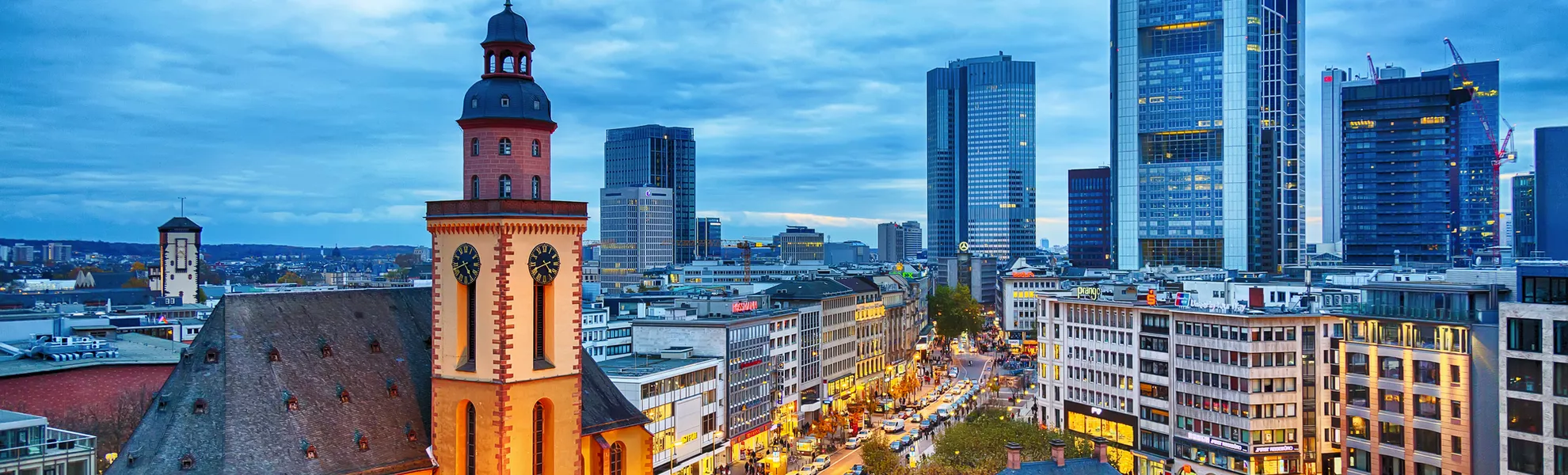 Katharinenkirche, Hauptwache und das Finanzzentrum von Frankfurt - © Nikolay N. Antonov - stock.adobe.com