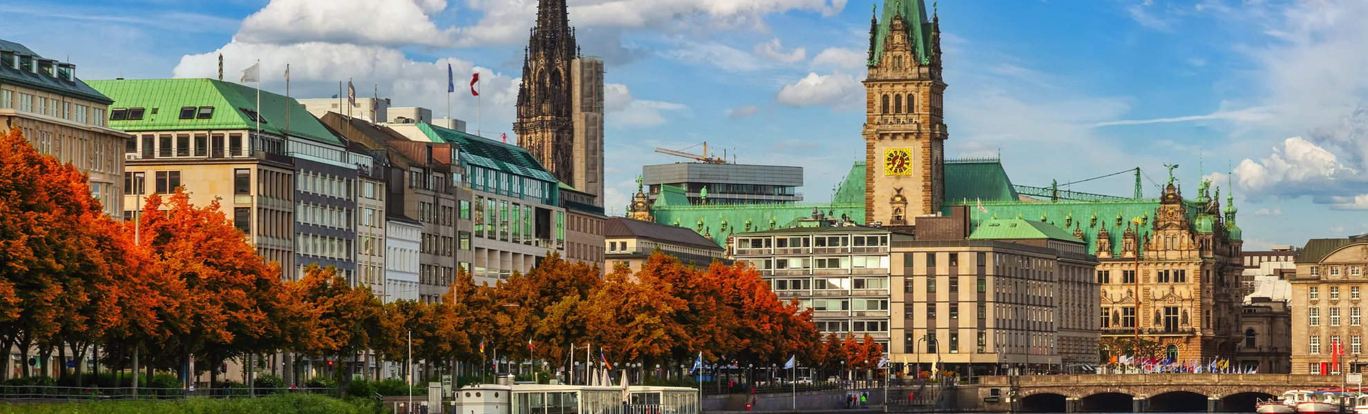 Hamburg, Deutschland: Stadtpanorama an der Alster zur Zeit des Herbstlaubs - © Noppasinw - stock.adobe.com