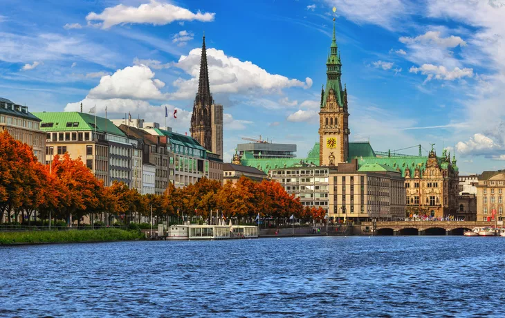 © Noppasinw - stock.adobe.com - Hamburg, Deutschland: Stadtpanorama an der Alster zur Zeit des Herbstlaubs