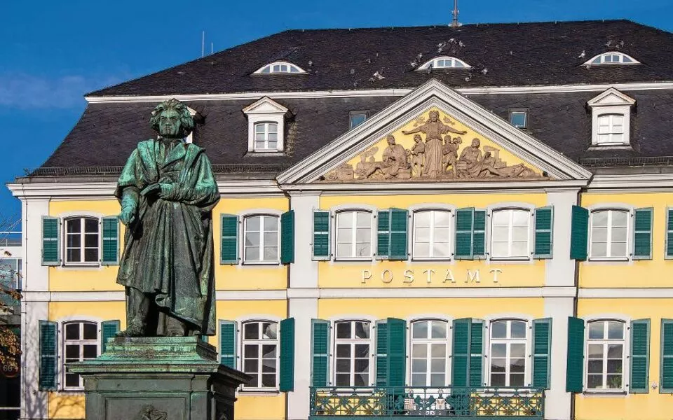 Beethovendenkmal auf dem Münsterplatz in Bonn - © mathess - Fotolia