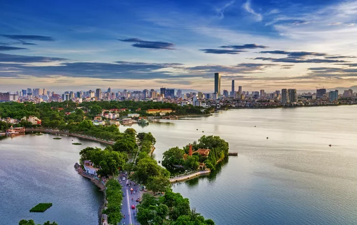 © vu long/EyeEm - stock.adobe.com - Skyline von Hanoi