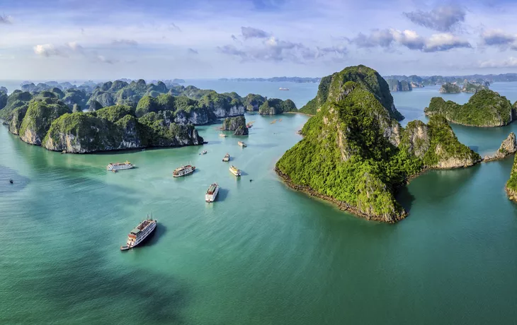 © Hien Phung - stock.adobe.com - Halong Bay