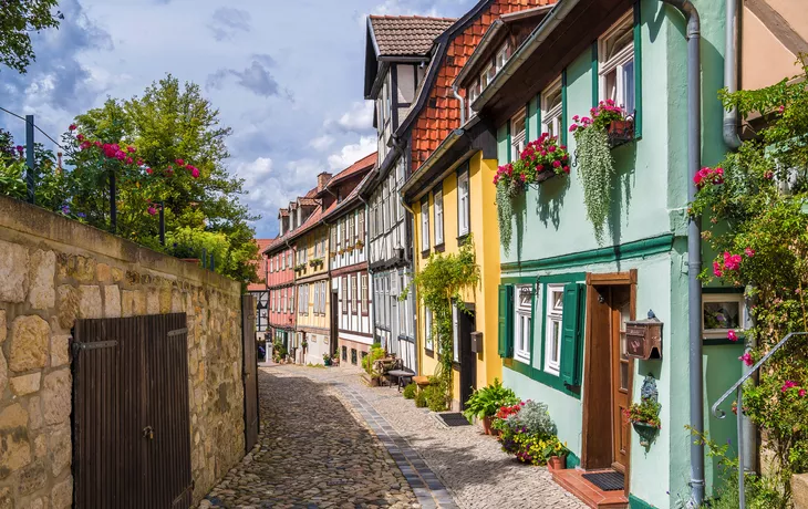 © Ralf Geithe - stock.adobe.com - malerische Gasse in der Altstadt von Quedlinburg