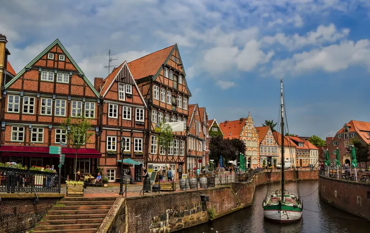 © ArTo - stock.adobe.com - Hafen in der Altstadt von Stade
