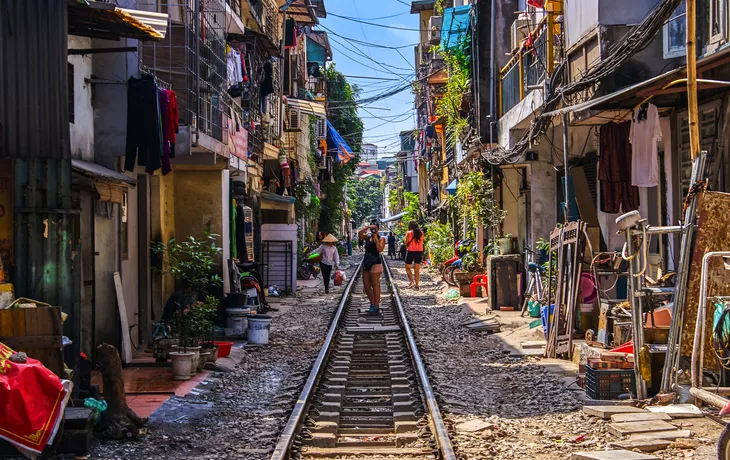 © Alexey Pelikh - stock.adobe.com - Hanoi Train Street