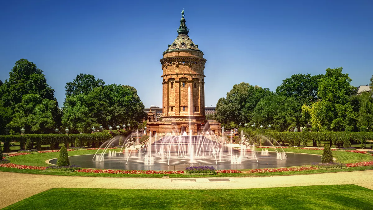 Mannheims Wasserturm und Wasserturmanlage mit Brunnen - © Thorsten Assfalg - stock.adobe.com