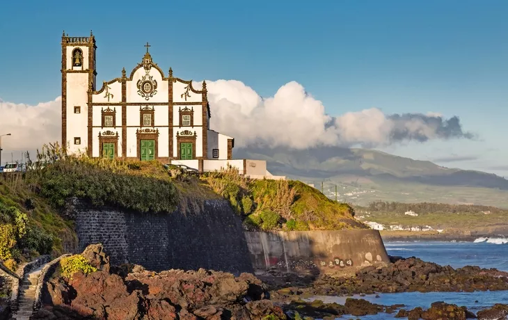 © KajzrPhotography.com - stock.adobe.com - Igreja de São Roque in Ponta Delgada auf der Insel São Miguel