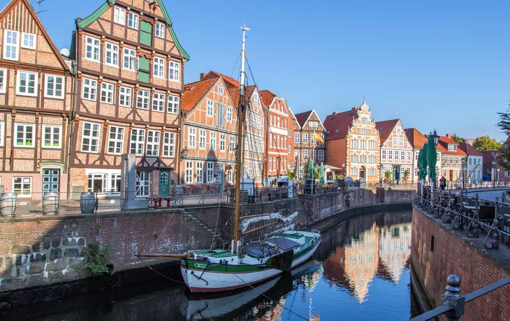 ©eric - stock.adobe.com - Blick über die Schwinge mit Kunsthaus Stade, Deutschland
