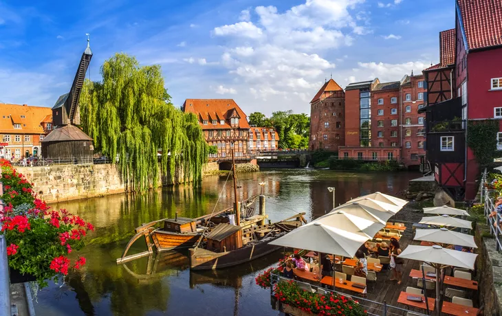 ©pure-life-pictures - stock.adobe.com - Alter Kran im Lüneburger Hafen