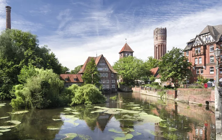 © Carl-JÃ¼rgen Bautsch - stock.adobe.com - Lüneburg Bei der Ratsmühle im Sommer entzerrt