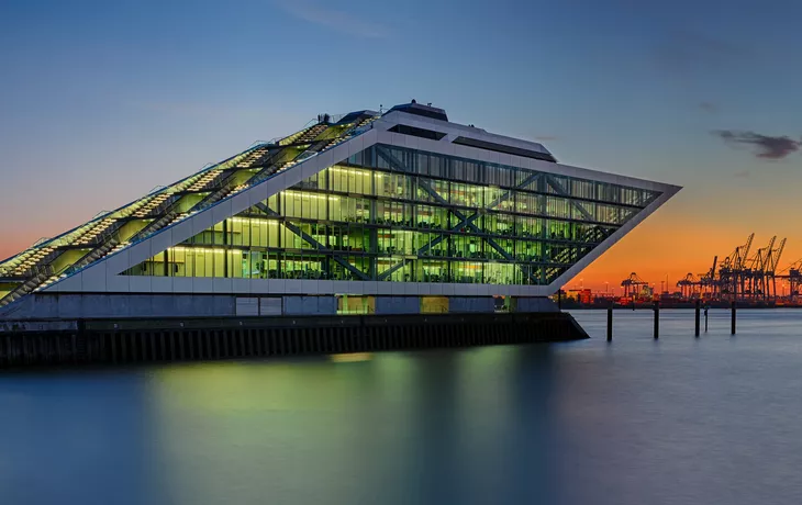 © Blickfang - stock.adobe.com - Dockland in Hamburg