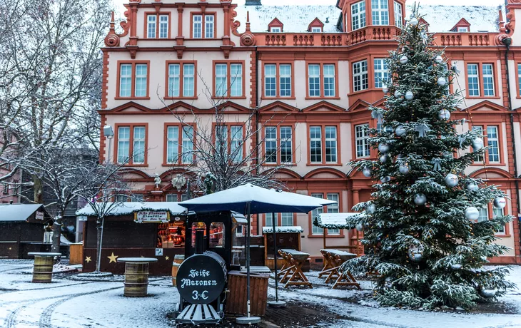 © parallel_dream - stock.adobe.com - Mainzer Weihnachtsmarkt im Schnee