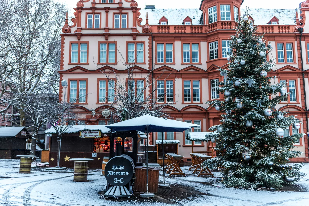 Mainzer Weihnachtsmarkt im Schnee - © parallel_dream - stock.adobe.com