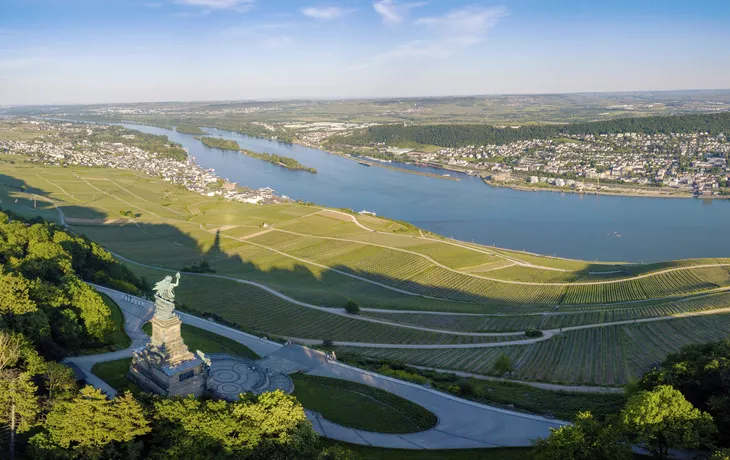 © Tobias - stock.adobe.com - Luftaufnahme mit Drohne vom Niederwalddenkmal und Weinbergen bei