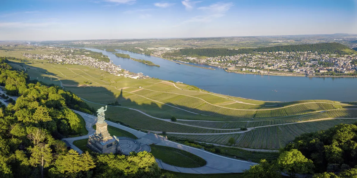 Luftaufnahme mit Drohne vom Niederwalddenkmal und Weinbergen bei - © Tobias - stock.adobe.com