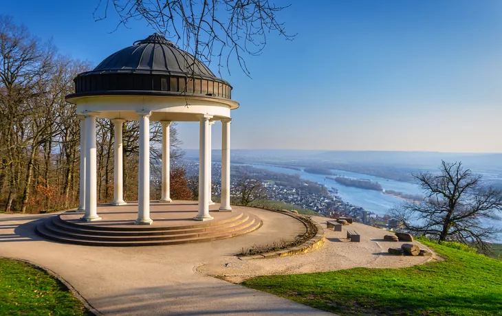 © HerrKaiser - stock.adobe.com - winterlicher Blick vom Niederwalddenkmal in Rüdesheim