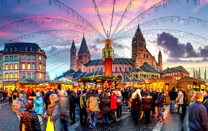 © Sina Ettmer - stock.adobe.com - Mainzer Weihnachtsmarkt am Dom