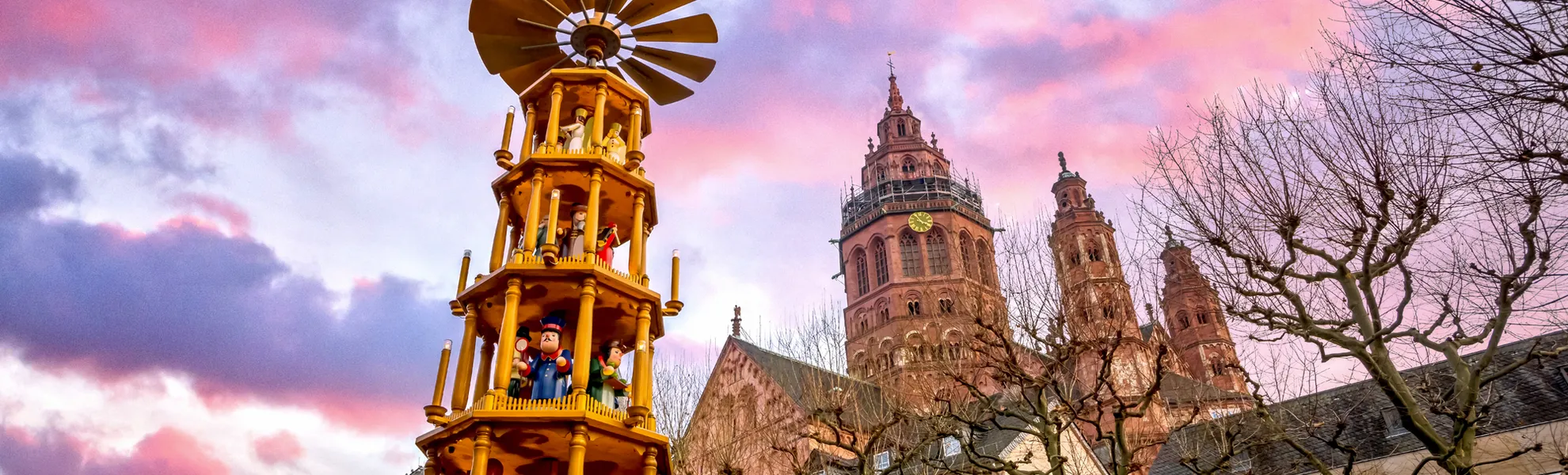 Domplatz in Mainz mit Weihnachtsmarkt, Deutschland  - © Sina Ettmer - stock.adobe.com