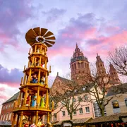 Domplatz in Mainz mit Weihnachtsmarkt, Deutschland 