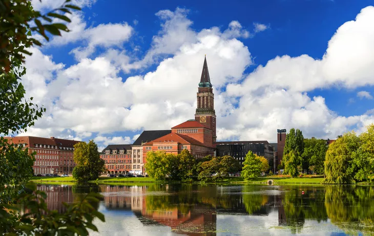 © Wolfgang Jargstorff - stock.adobe.com - Kiel mit Rathausturm, Opernhaus und Hiroshimapark 
