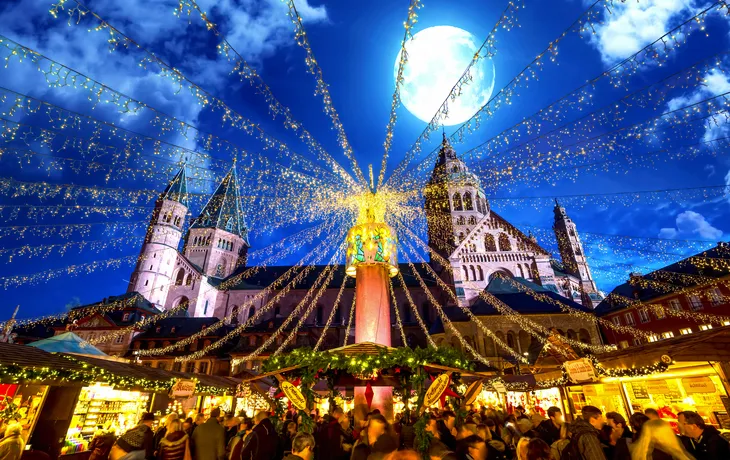 © Sina Ettmer - stock.adobe.com - Weihnachtsmarkt Mainz 