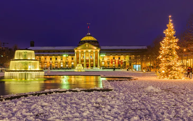 Kurhaus in Wiesbaden zur Weihnachtszeit, Deutschland - © Branko Srot - stock.adobe.com